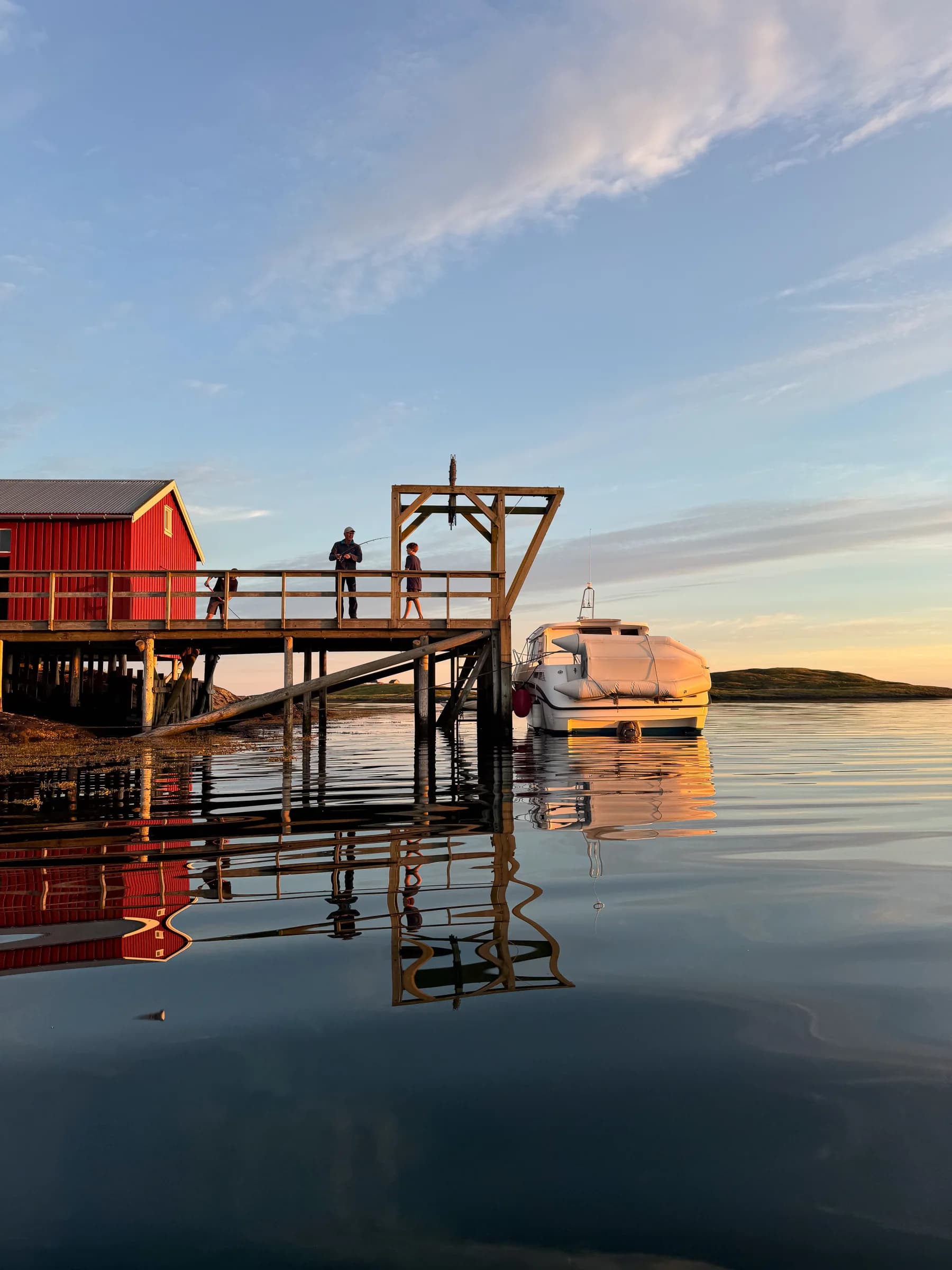 Brygga ved Nordøy i kveldslys