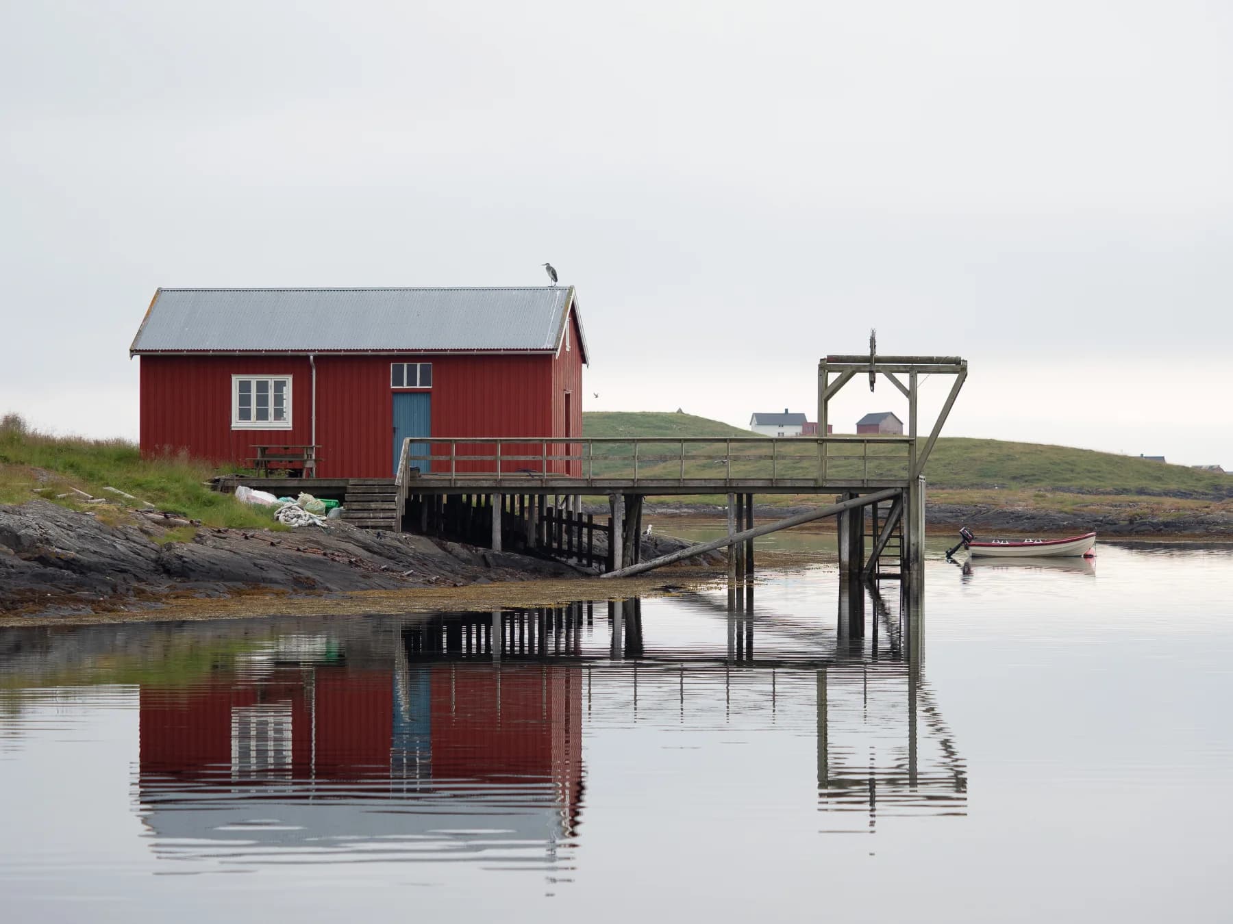 Det røde huset ved sjøen på Nordøy
